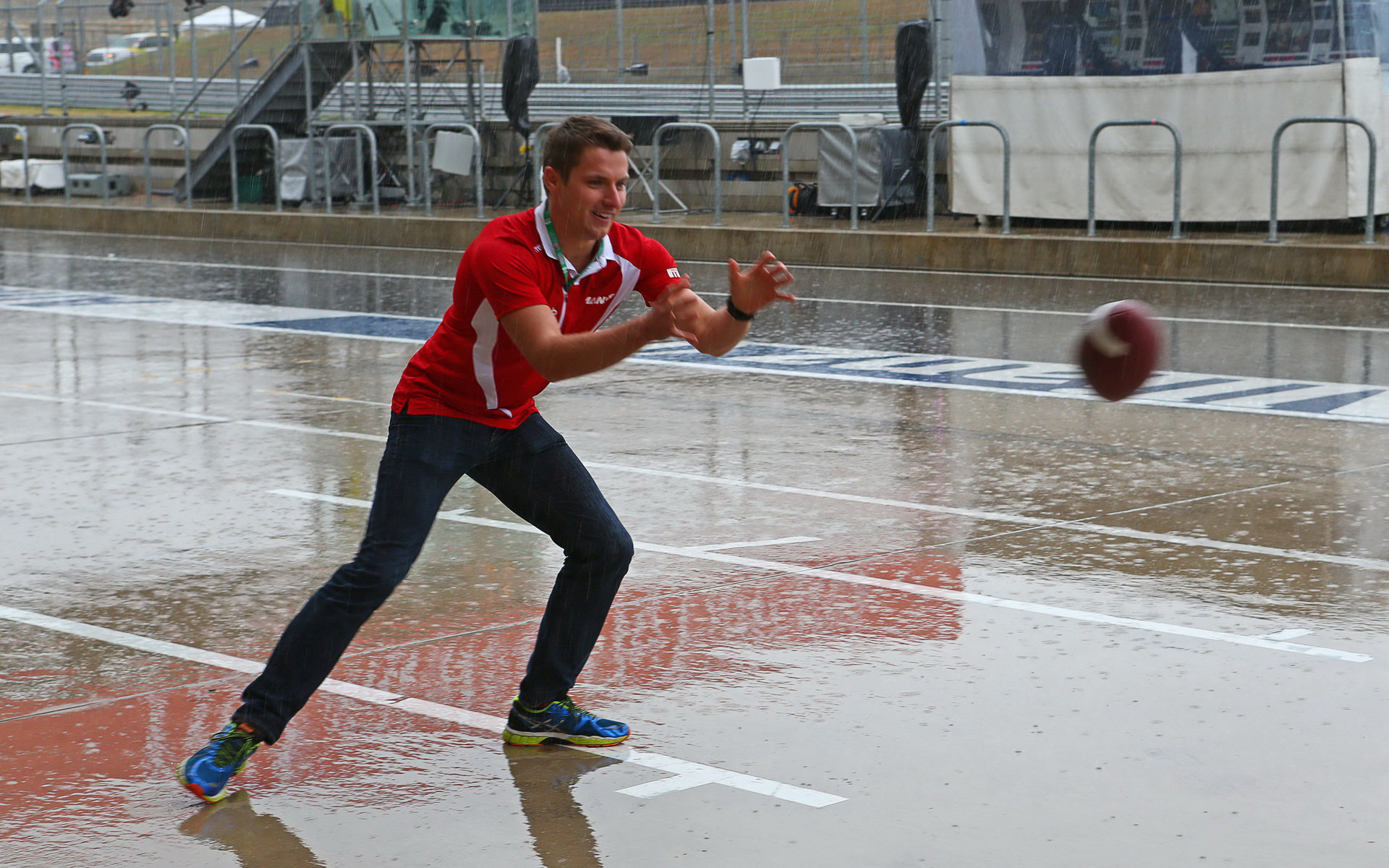 Jordan King vyplňuje čas v dešti hraním amerického fotbalu v Austinu