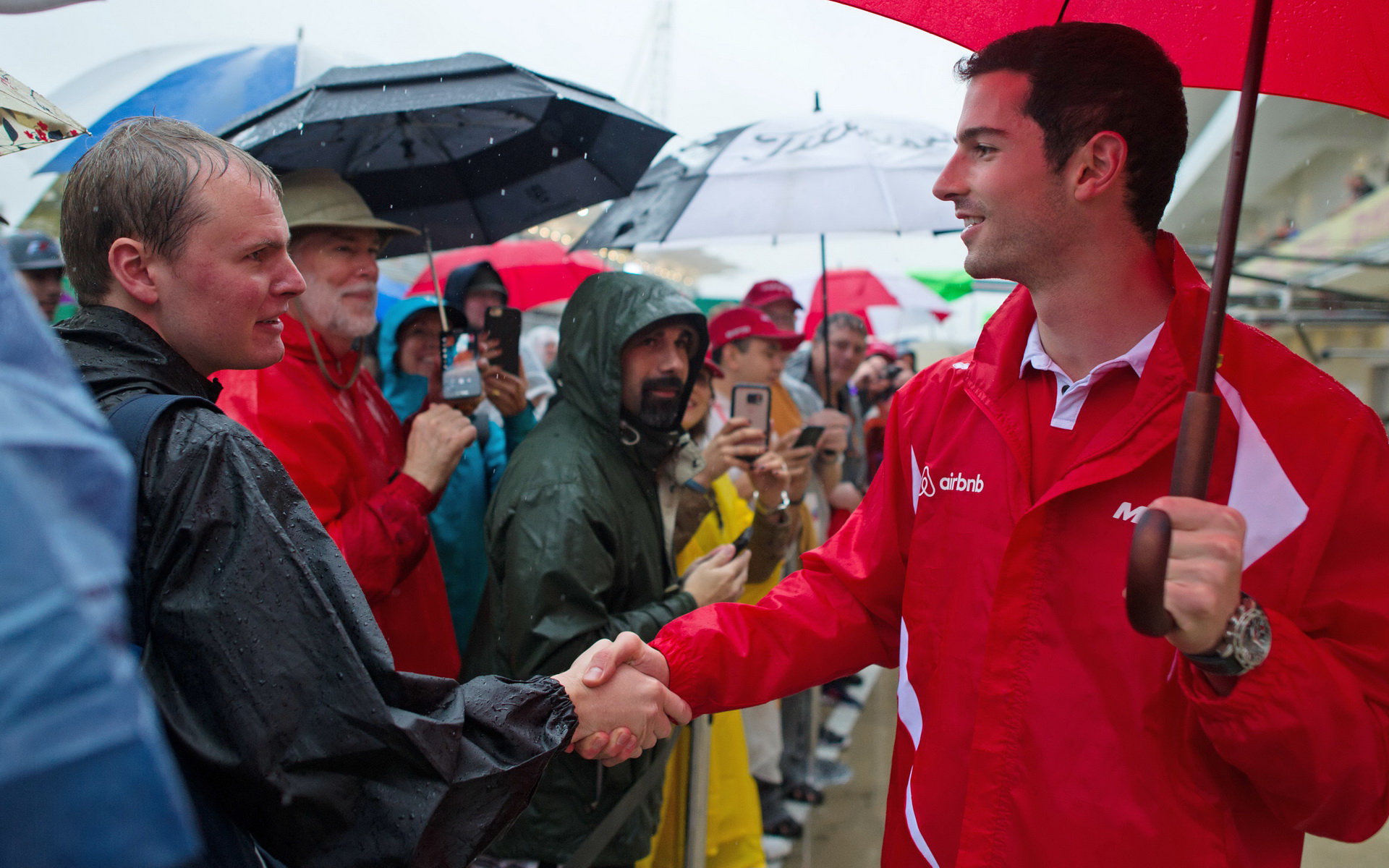 Alexander Rossi při autogramiádě v Austinu