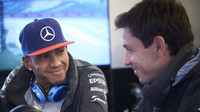 Lewis Hamilton (vlevo) a sportovní ředitel Mercedesu - Toto Wolff