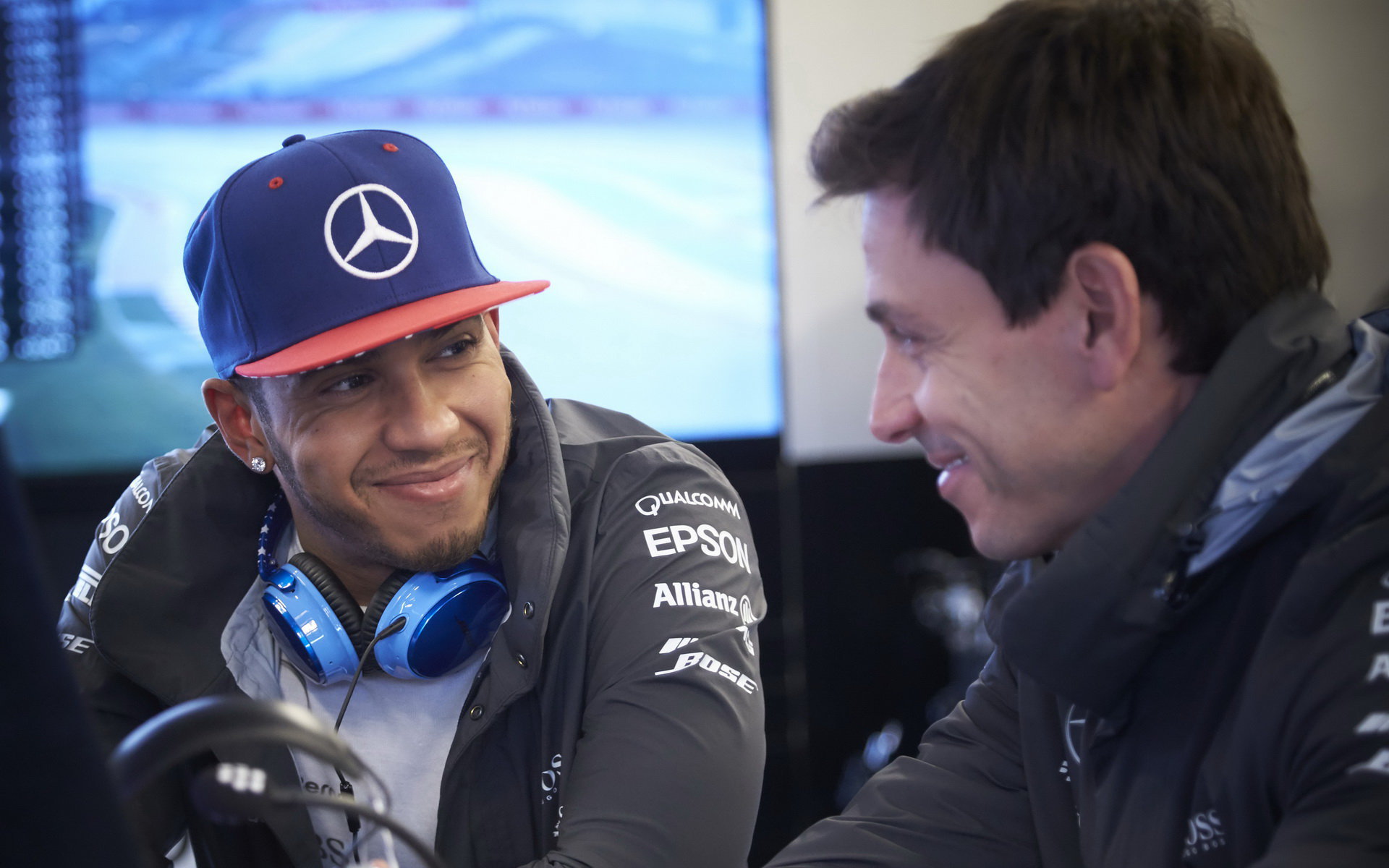 Lewis Hamilton (vlevo) a sportovní ředitel Mercedesu - Toto Wolff