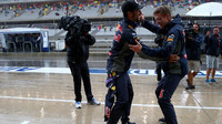 Daniel Ricciardo a Daniil Kvjat při tanci v dešti v Austinu