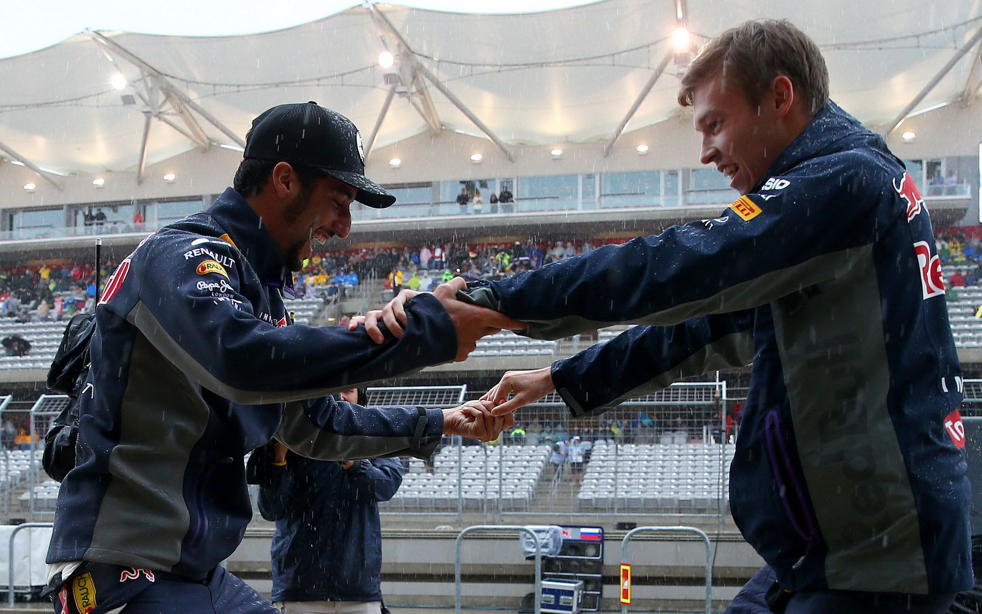 Daniel Ricciardo a Daniil Kvjat při tanci v dešti v Austinu