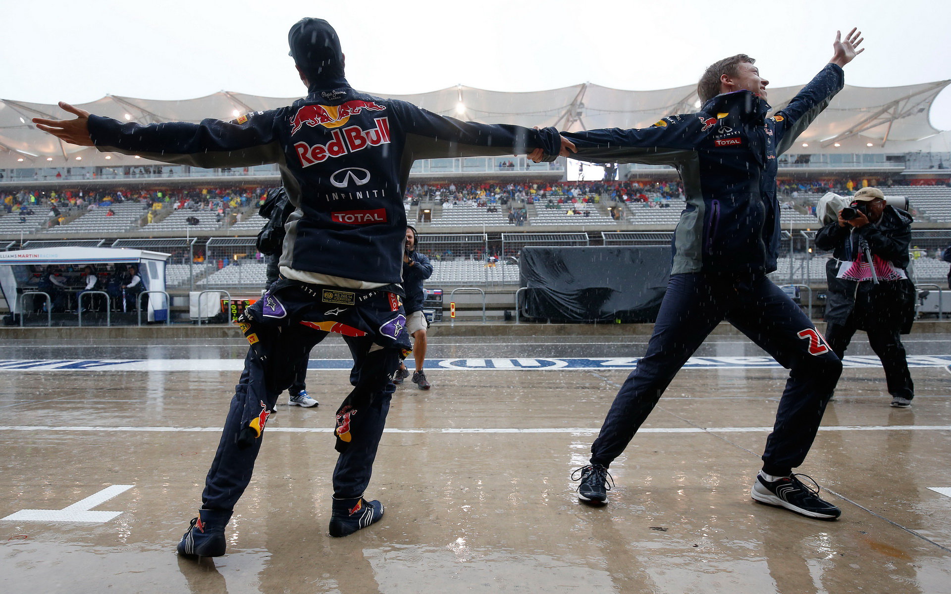 Daniel Ricciardo a Daniel Kvjat a jejich tanec v dešti v Austinu