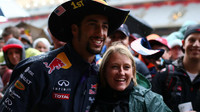 Daniel Ricciardo při autogramiádě v Austinu