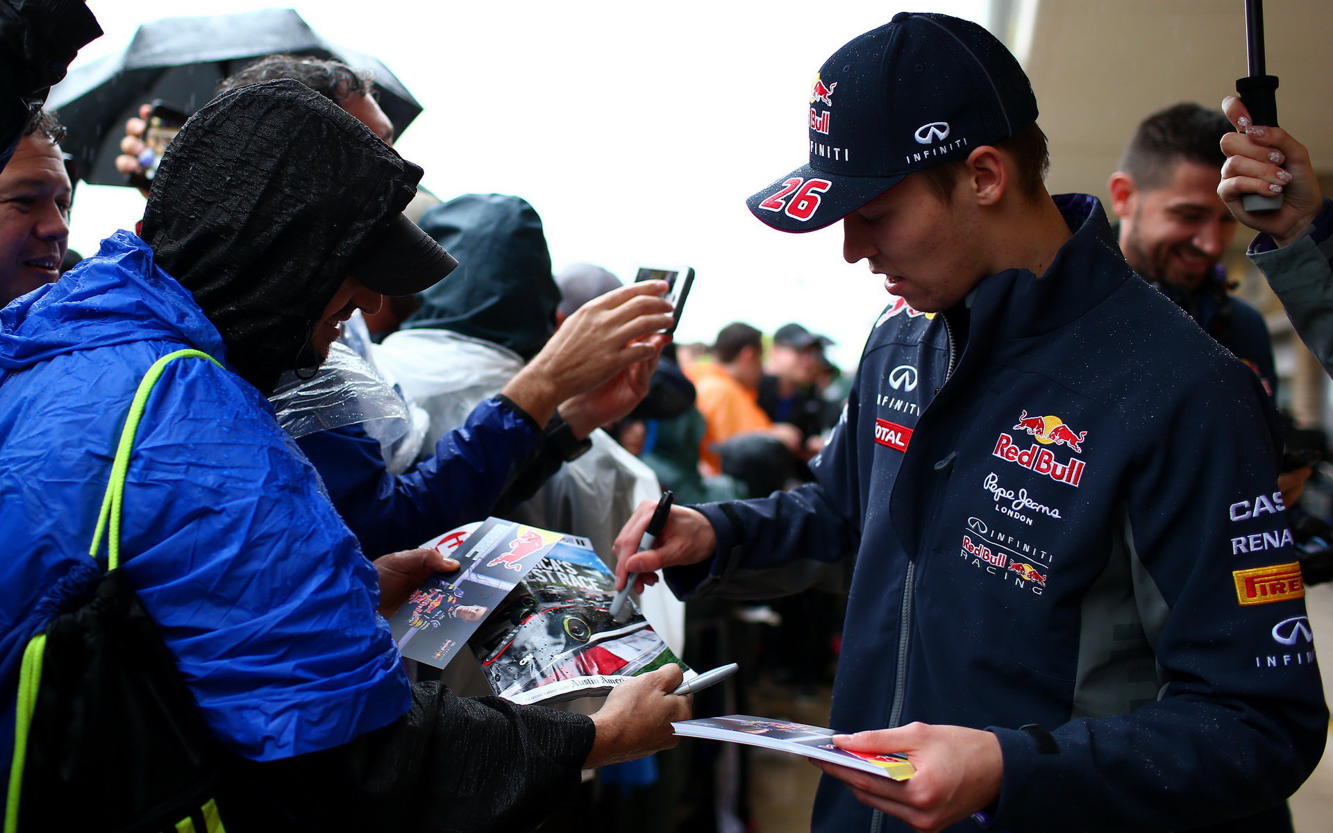 Daniil Kvjat při autogramiádě v Austinu