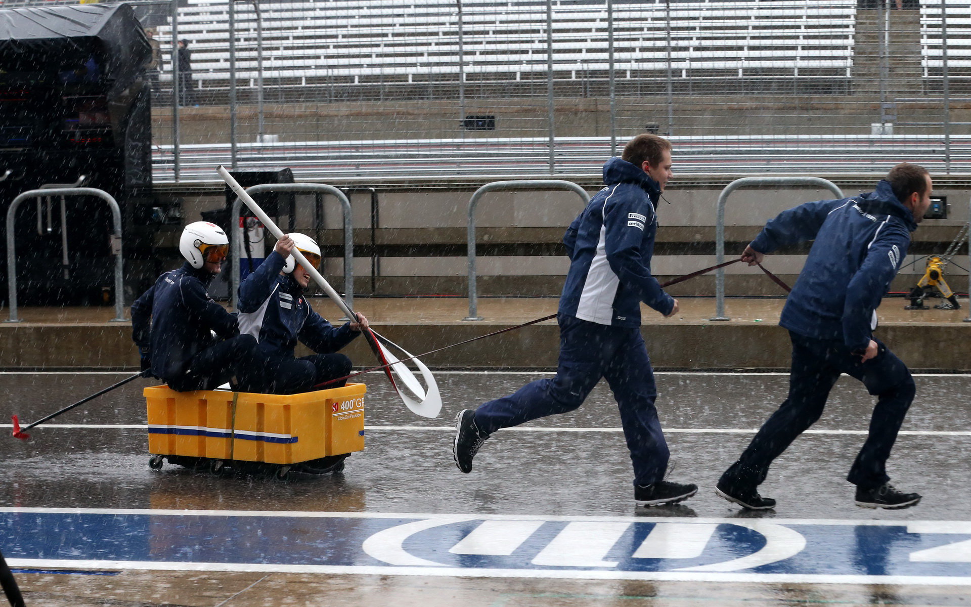 Mechanici týmu Sauber az deště v Austinu