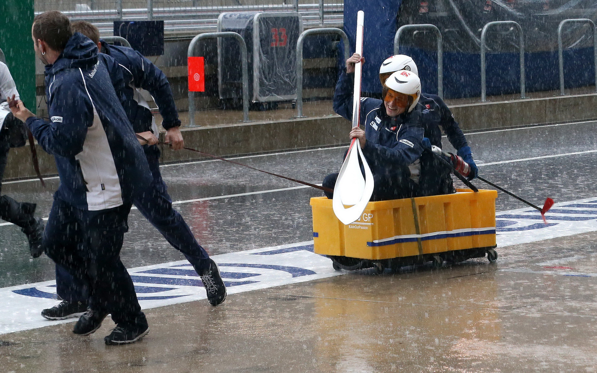 Mechanici týmu Sauber az deště v Austinu