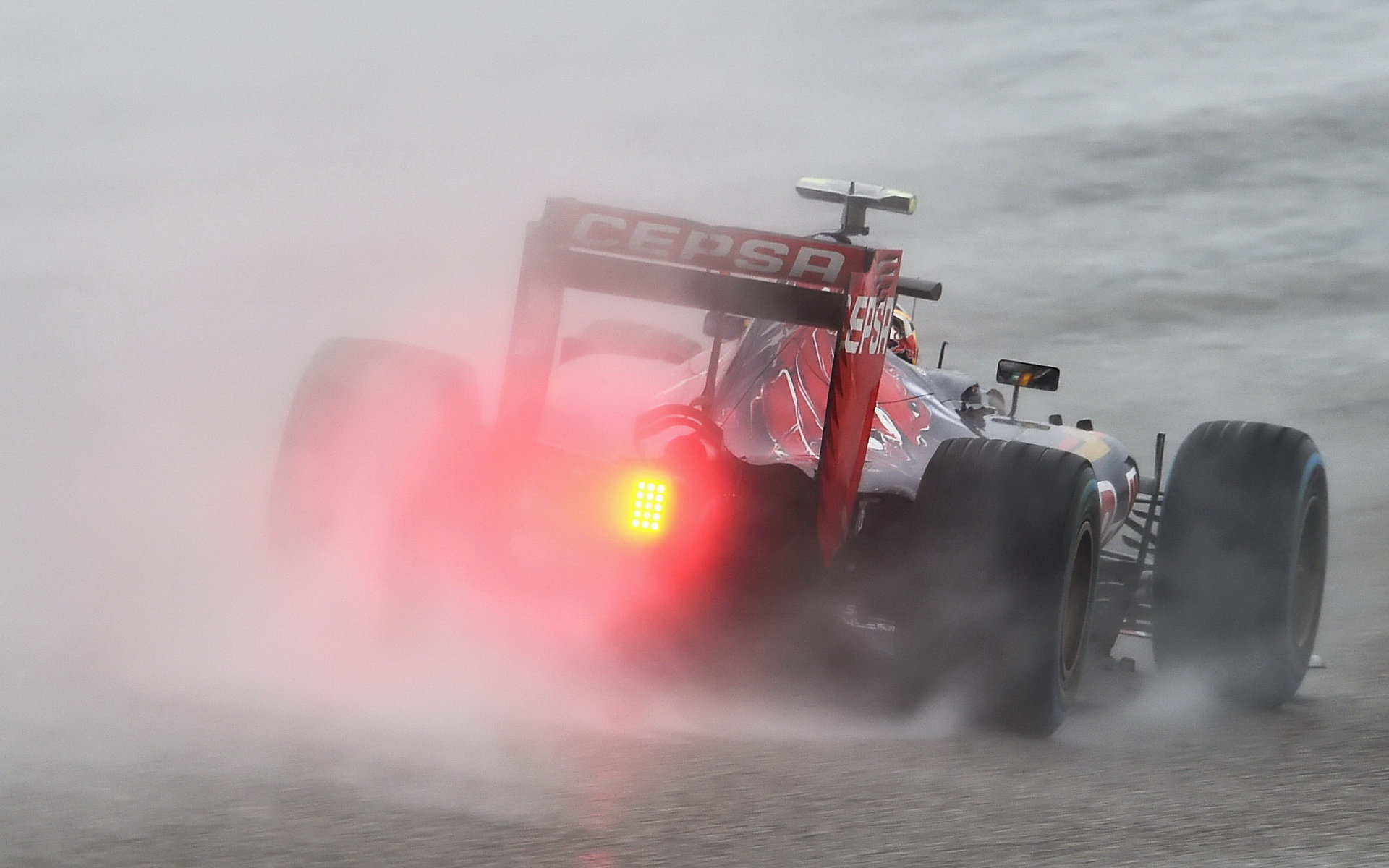 Carlos Sainz za silného deště v Austinu