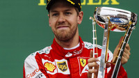Sebastian Vettel se svou trofejí v Austinu