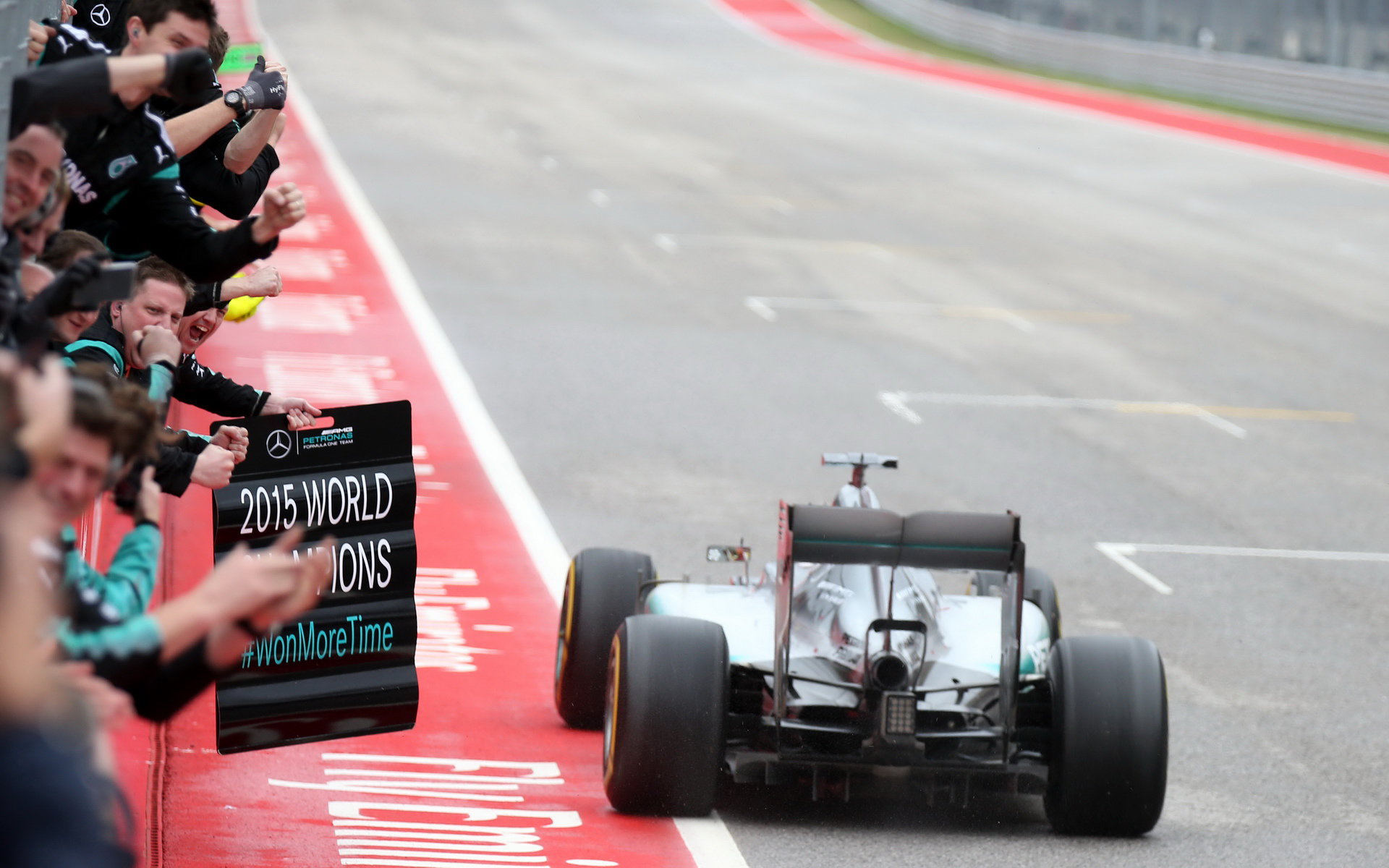 Lewis Hamilton v cíli v Austinu