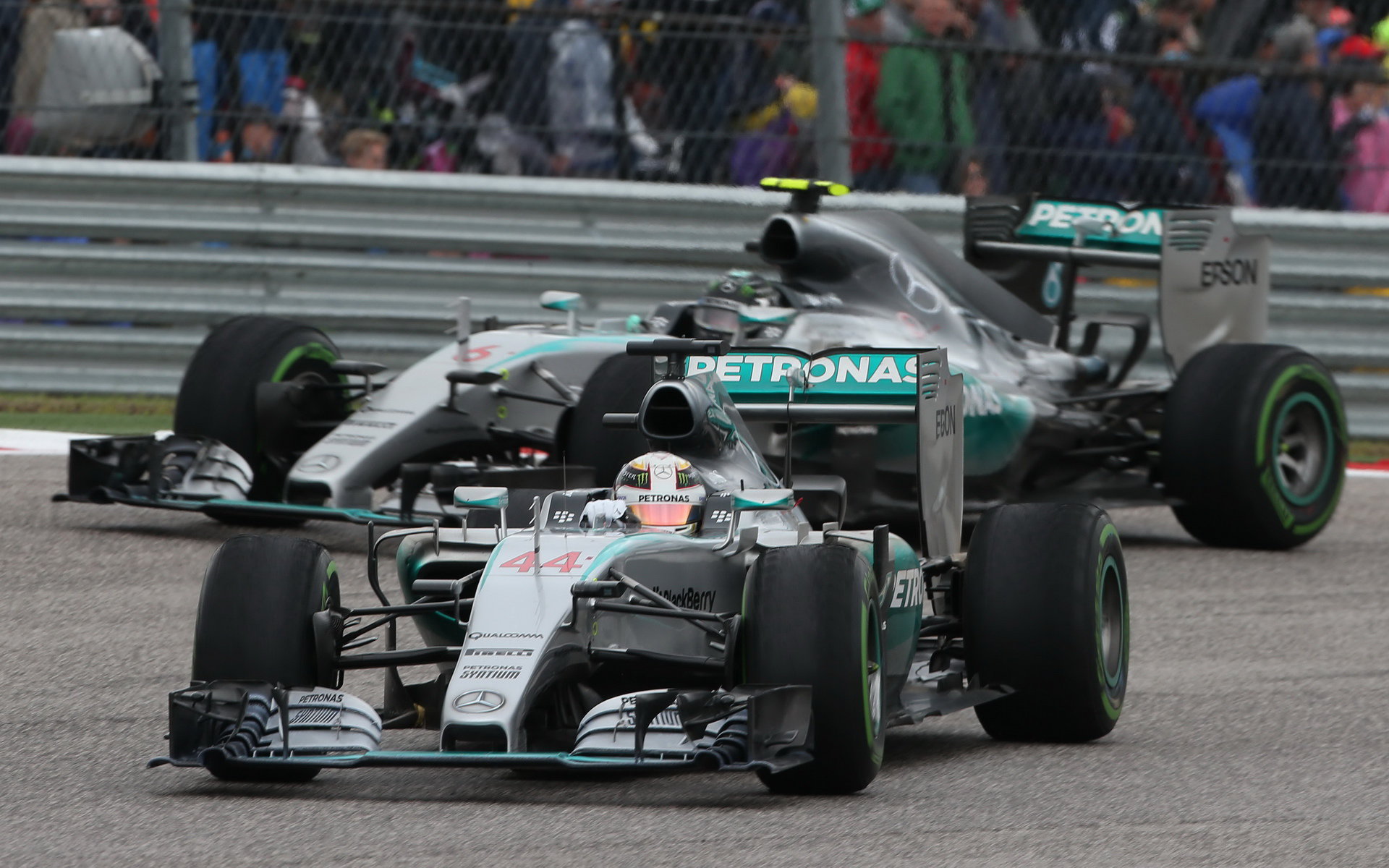 Lewis Hamilton před Nicem Rosbergem v Austinu