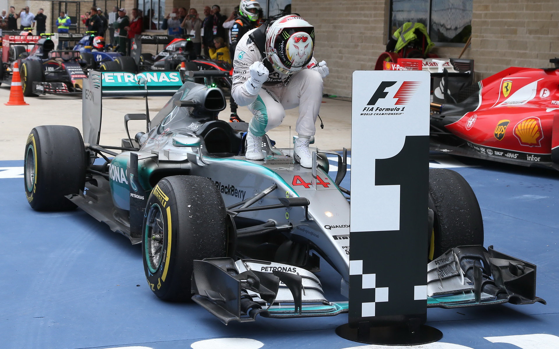 Lewis Hamilton oslavuje mistrovský titul v Austinu