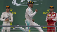 Lewis Hamilton se raduje z vítězství v Austinu
