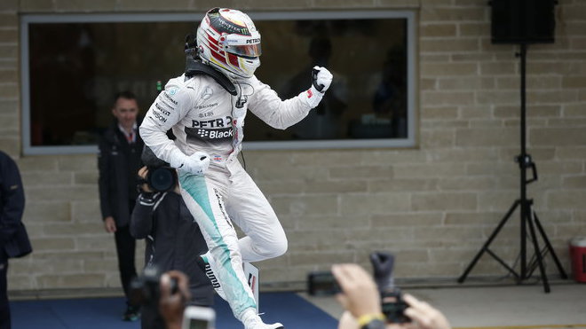 Lewis Hamilton slaví v Austinu