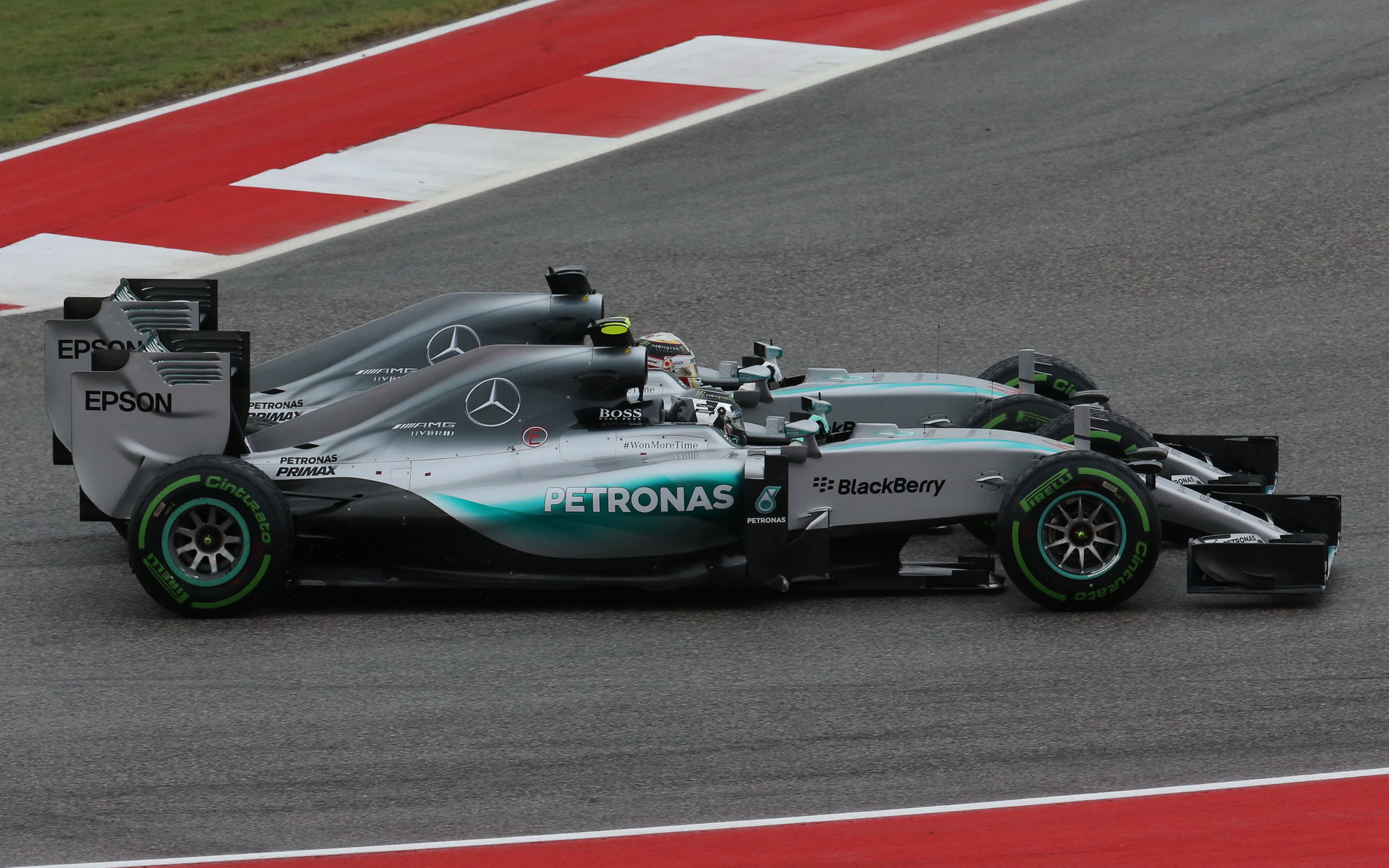 Hamilton v první zatáčce po startu vyváží Rosberg na okraj dráhy a dochází ke střetu