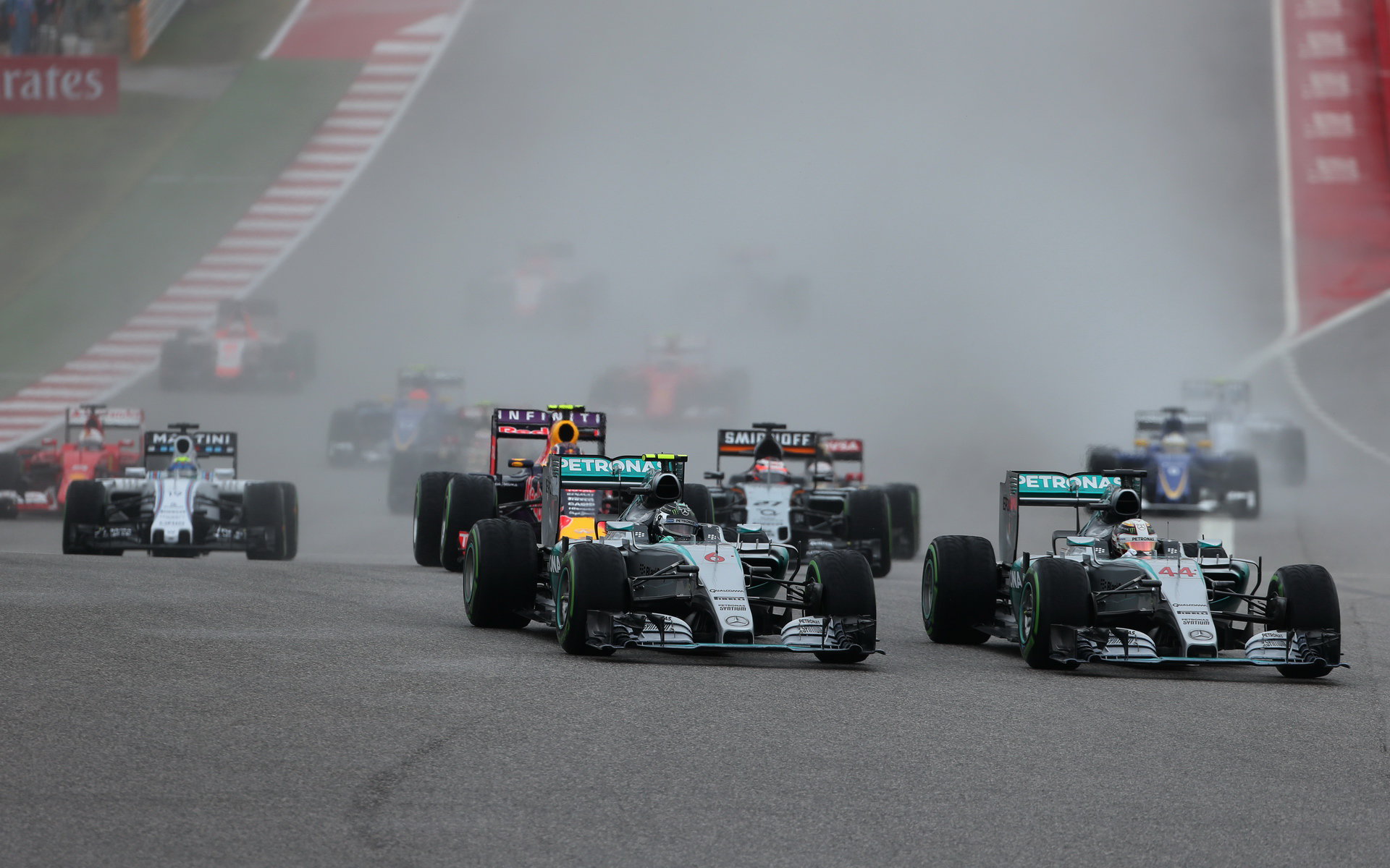 Lewis Hamilton předjíždí na startu Nica Rosberga v Austinu
