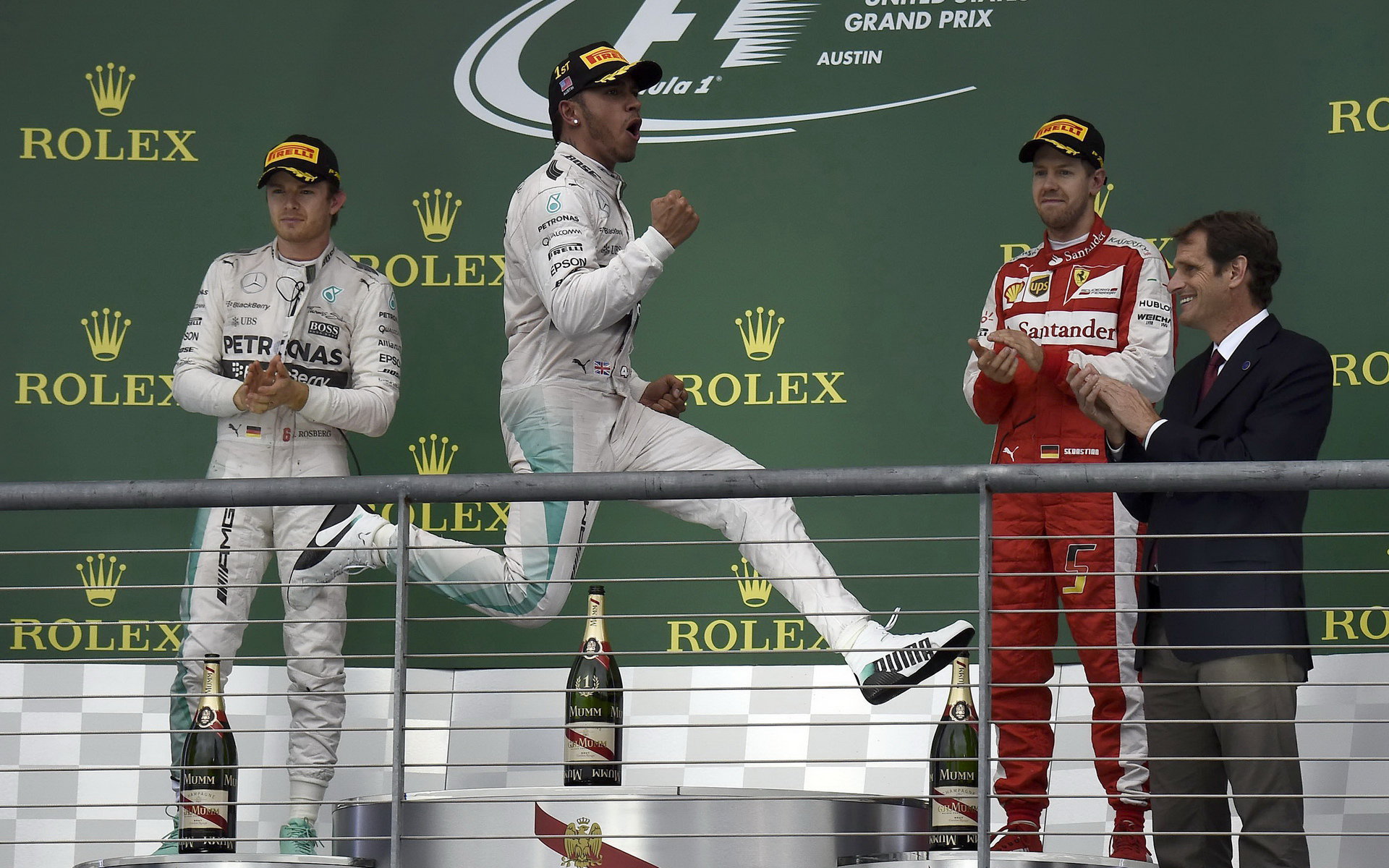 Sebastiane, už jsem ti za zády - Hamilton oslavuje nejen vítězství, ale i třetí titul.