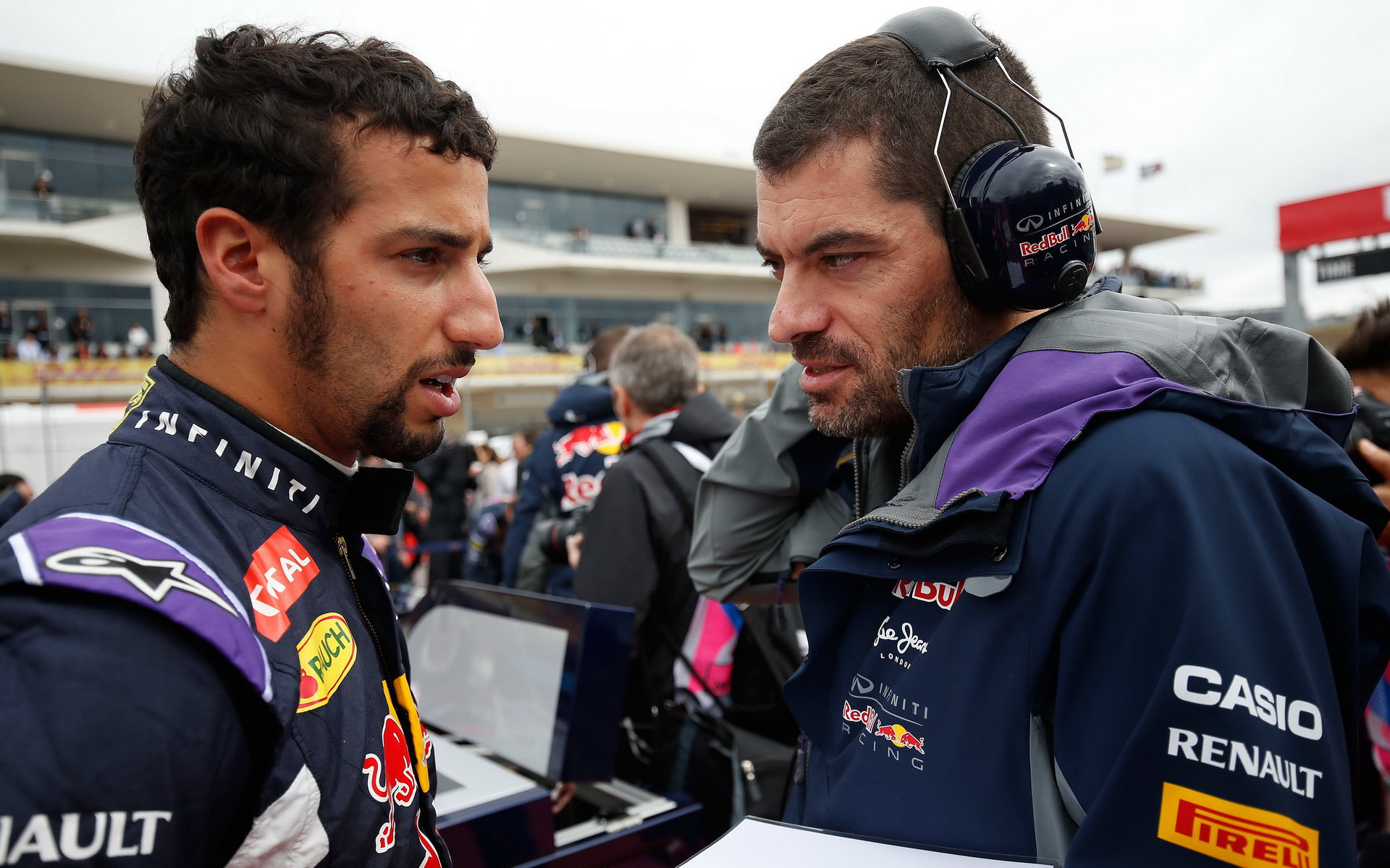 Daniel Ricciardo se radí s Guillaume Rocquelinem před startem v Austinu