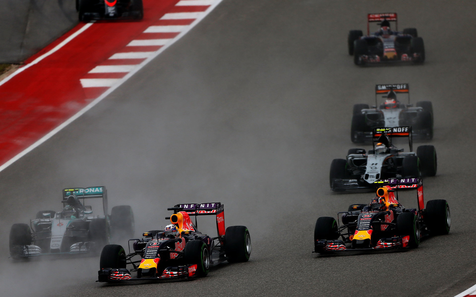 Daniel Ricciardo předjíždí Daniiela Kvjata a Nica Rosberga v Austinu