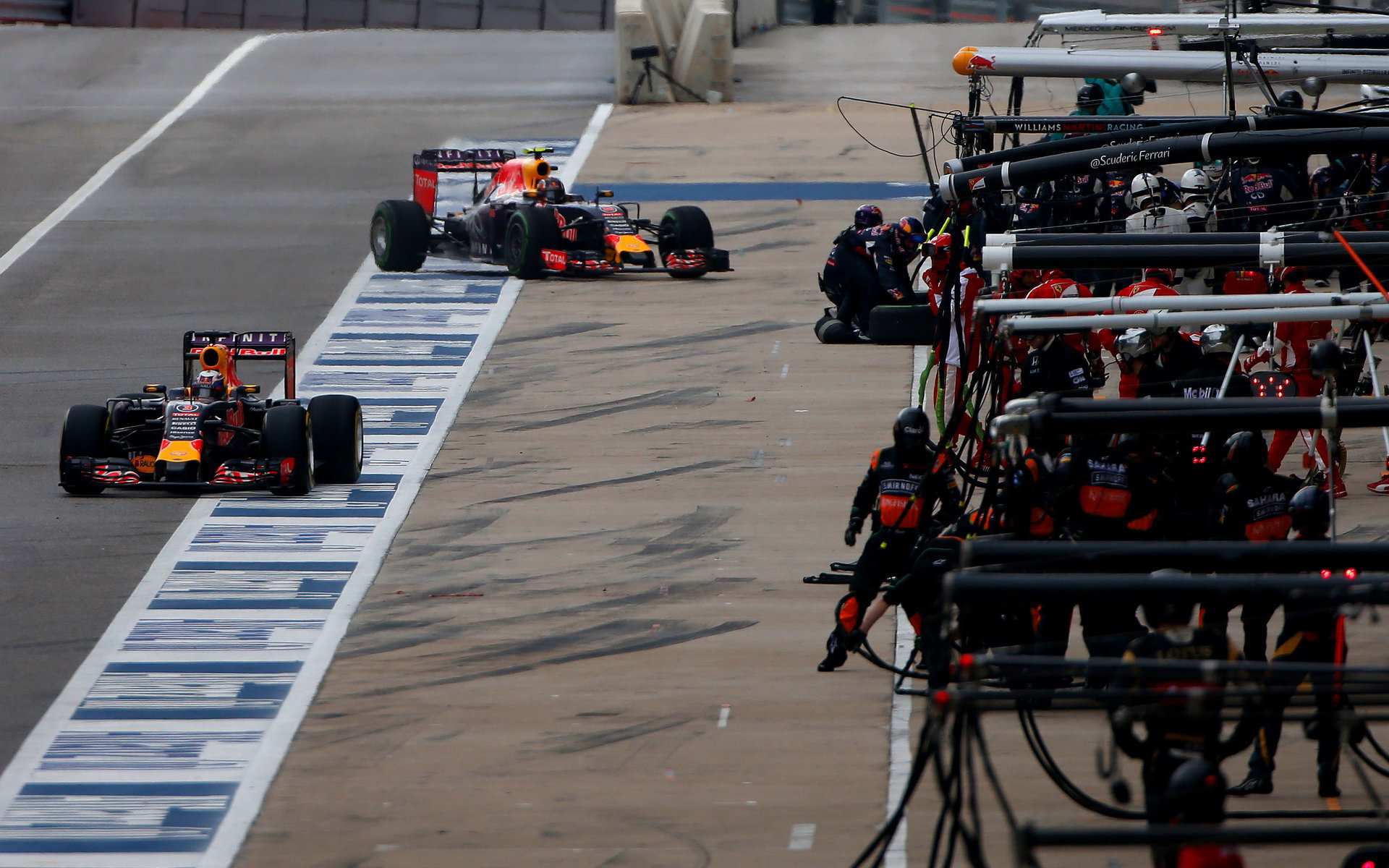 Daniel Ricciardo a Daniil Kvjat double výměna pneumatik v Austinu