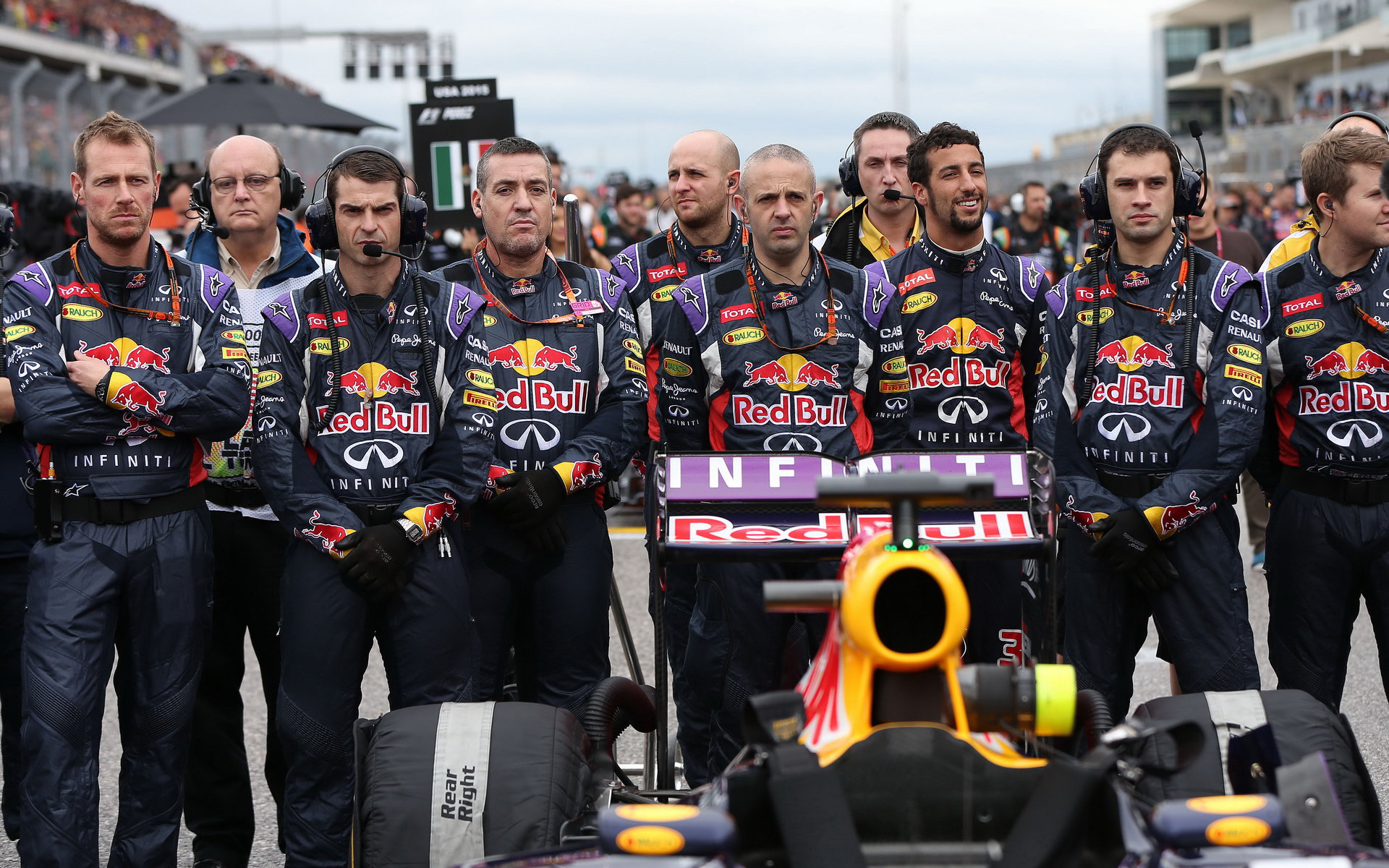 Mechanici Daniela Ricciarda na startovním roštu v Austinu