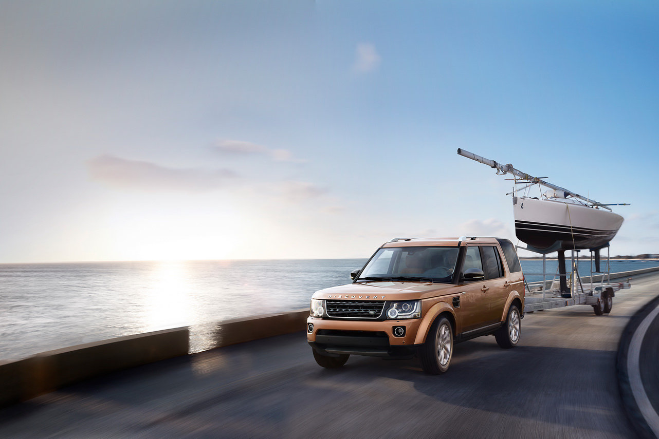 Za auto lze zapřáhnout i loď, Land Rover Discovery Landmark.