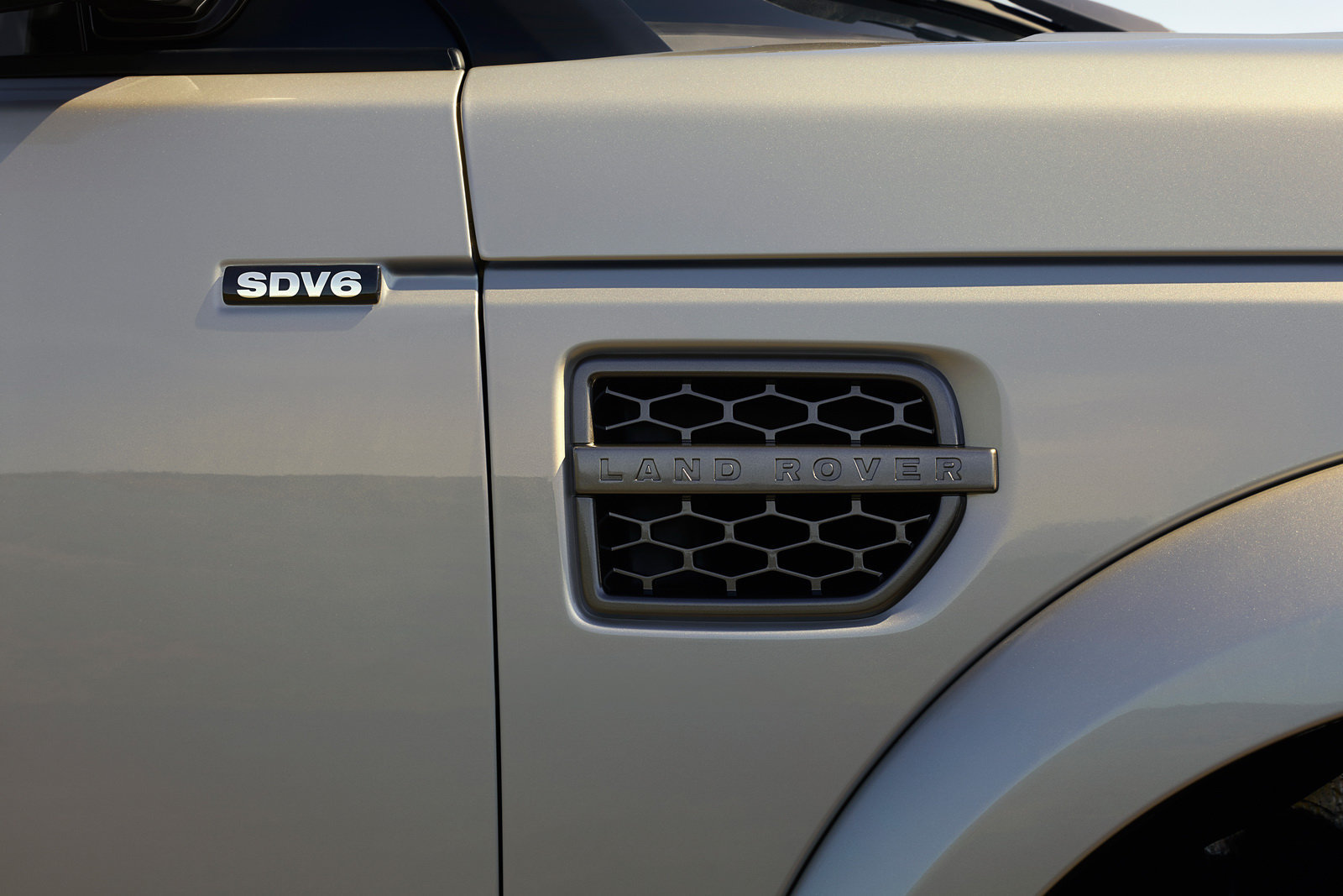 Logo na boku napovídá, že je pod kapotou naftový šestiválec, Land Rover Discovery Graphite.