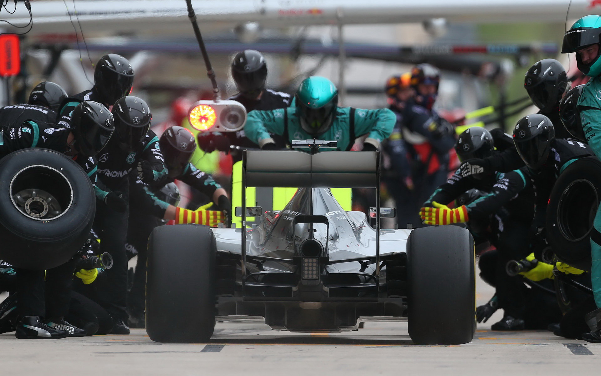 Lewis Hamilton zastávka v boxech v Austinu