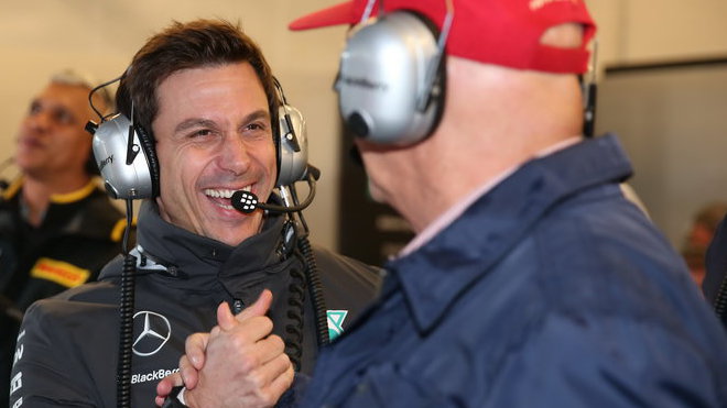 Toto Wolff a Niki Lauda se radují z vítězství Lewise Hamiltona v Austinu