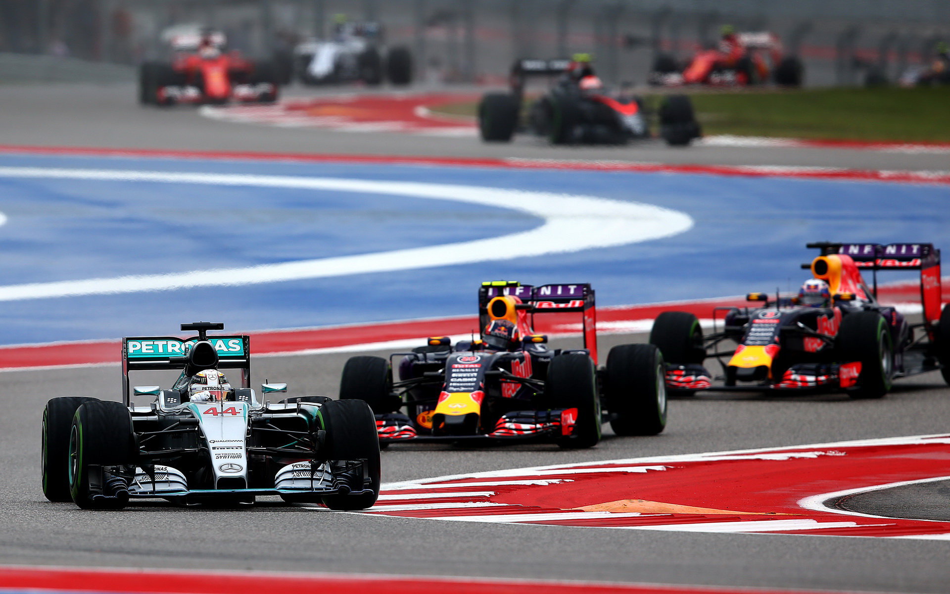 Lewis Hamilton, Daniil Kvjat a Daniel Ricciardo po startu v Austinu