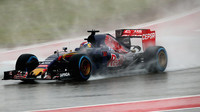 Max Verstappen za deště v Austinu