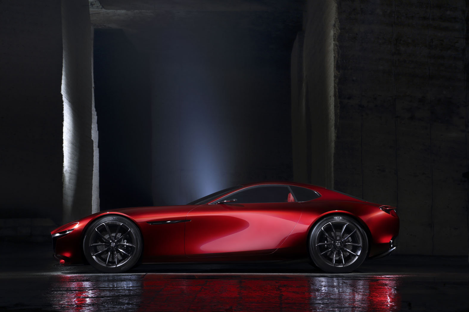 Krátký zadní profil kontrastuje s dlouhou kapotou, Mazda RX-Vision.