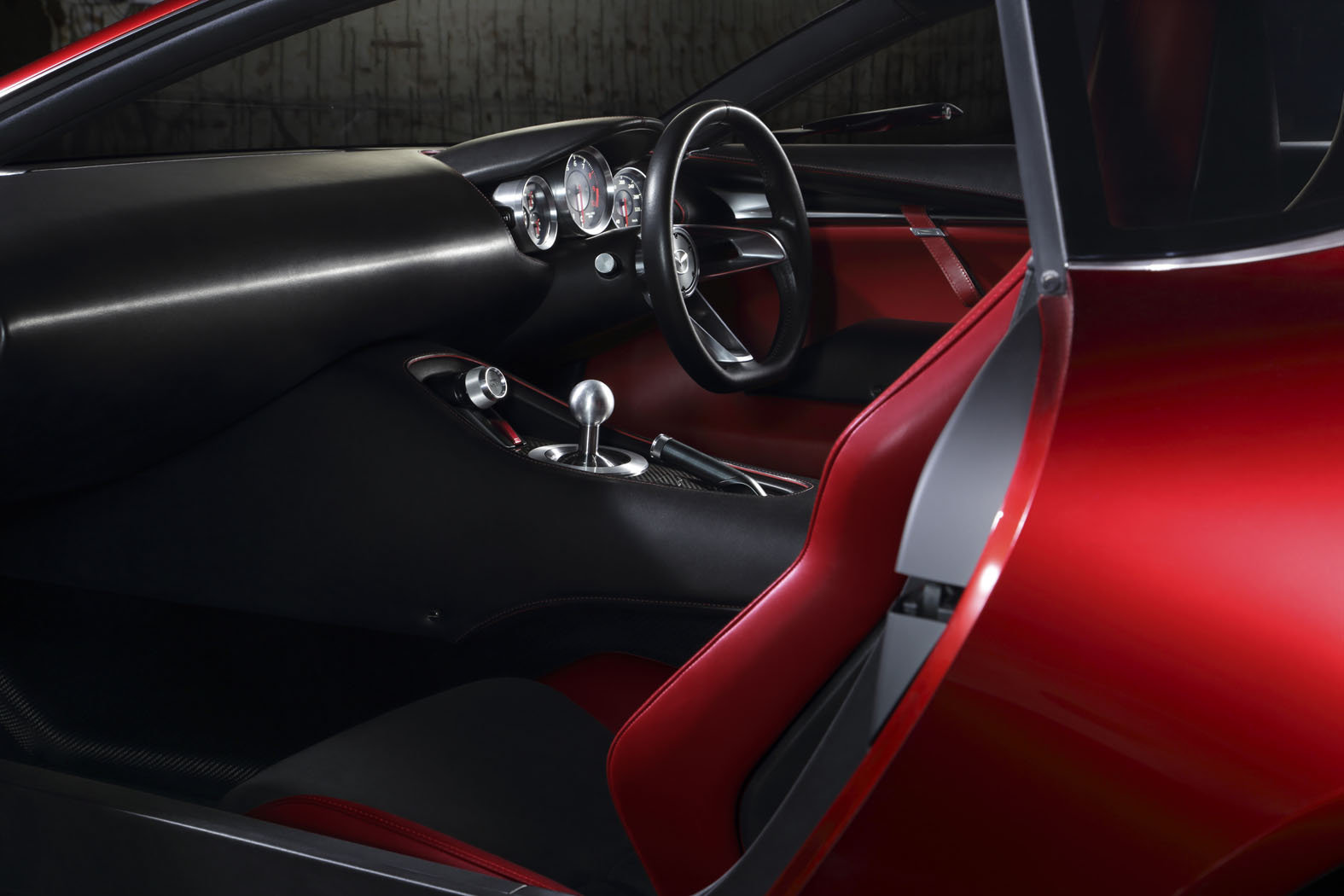 Sportovní volant je doplněn trojicí budíků a krátkou pákou převodovky, Mazda RX-Vision.