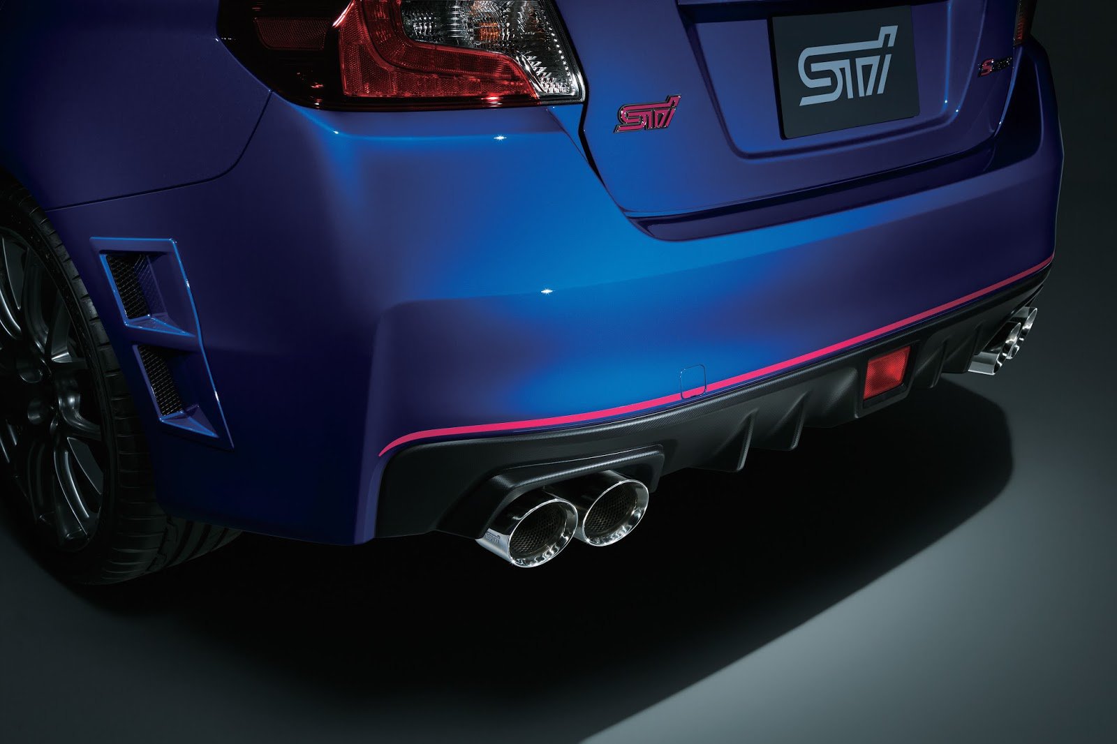 Zadní nárazník dostal červený sportovní pruh, Subaru WRX STi S207.