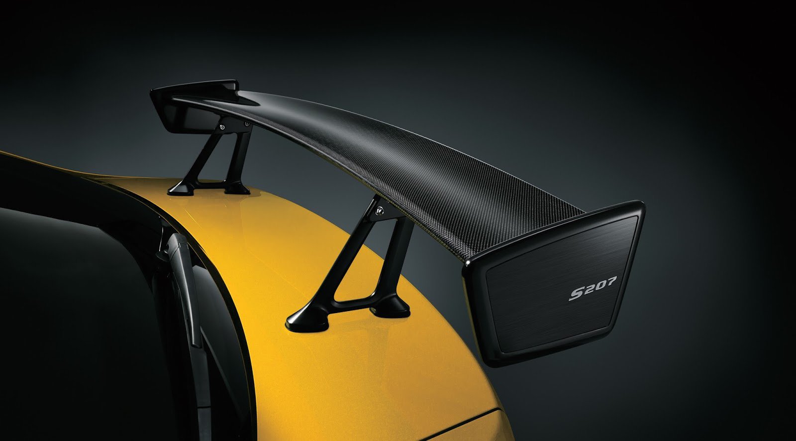 Křídlo je ze suchého karbonu, Subaru WRX STi S207 NBR Challenge Yellow Edition.
