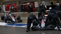 Fernando Alonso a Jenson Button najíždějí do boxů v Austinu