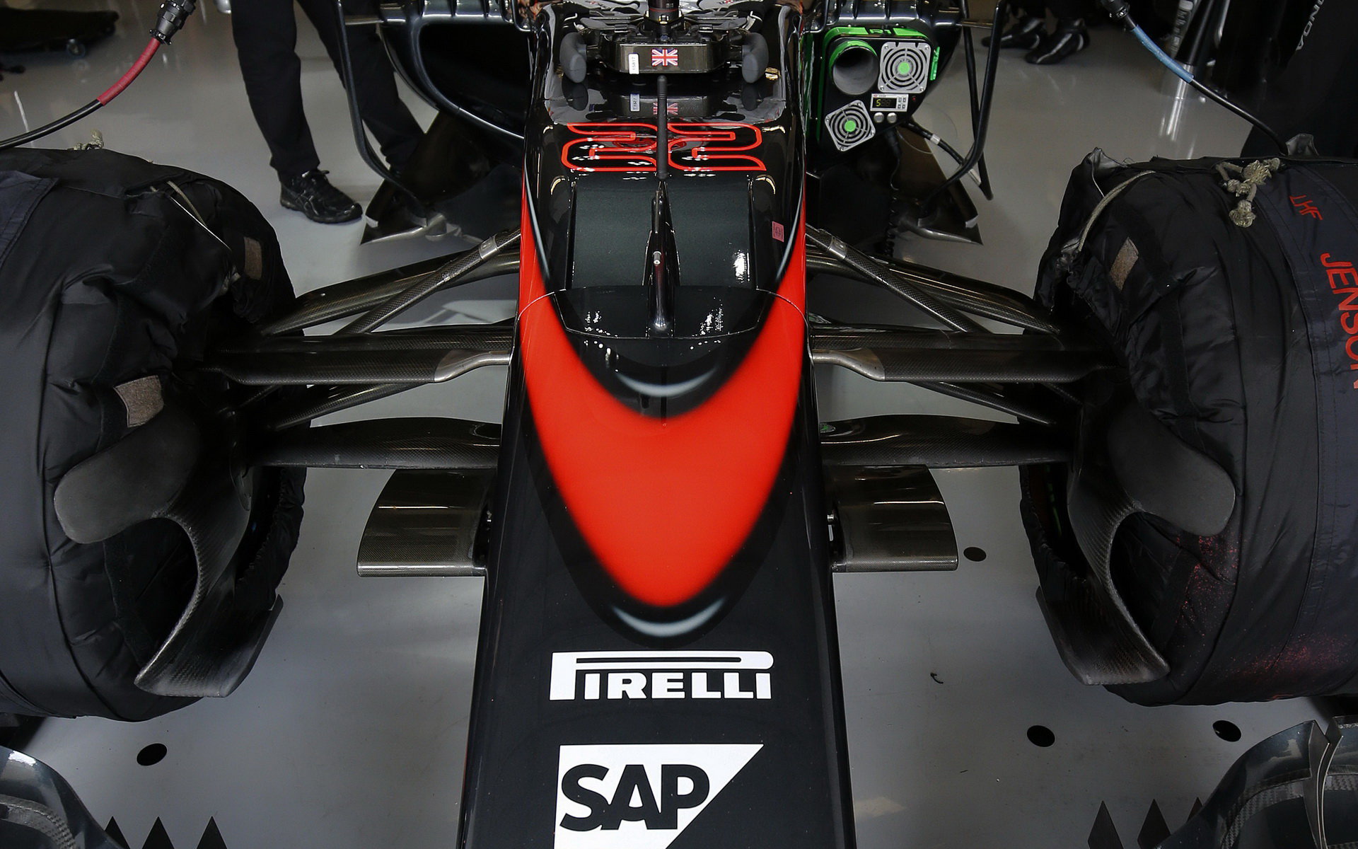 Zavěšení předních kol vozu McLaren MP4-30 Honda v Austinu