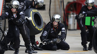 Mechanici se připravují na výměnu pneumatik v Austinu