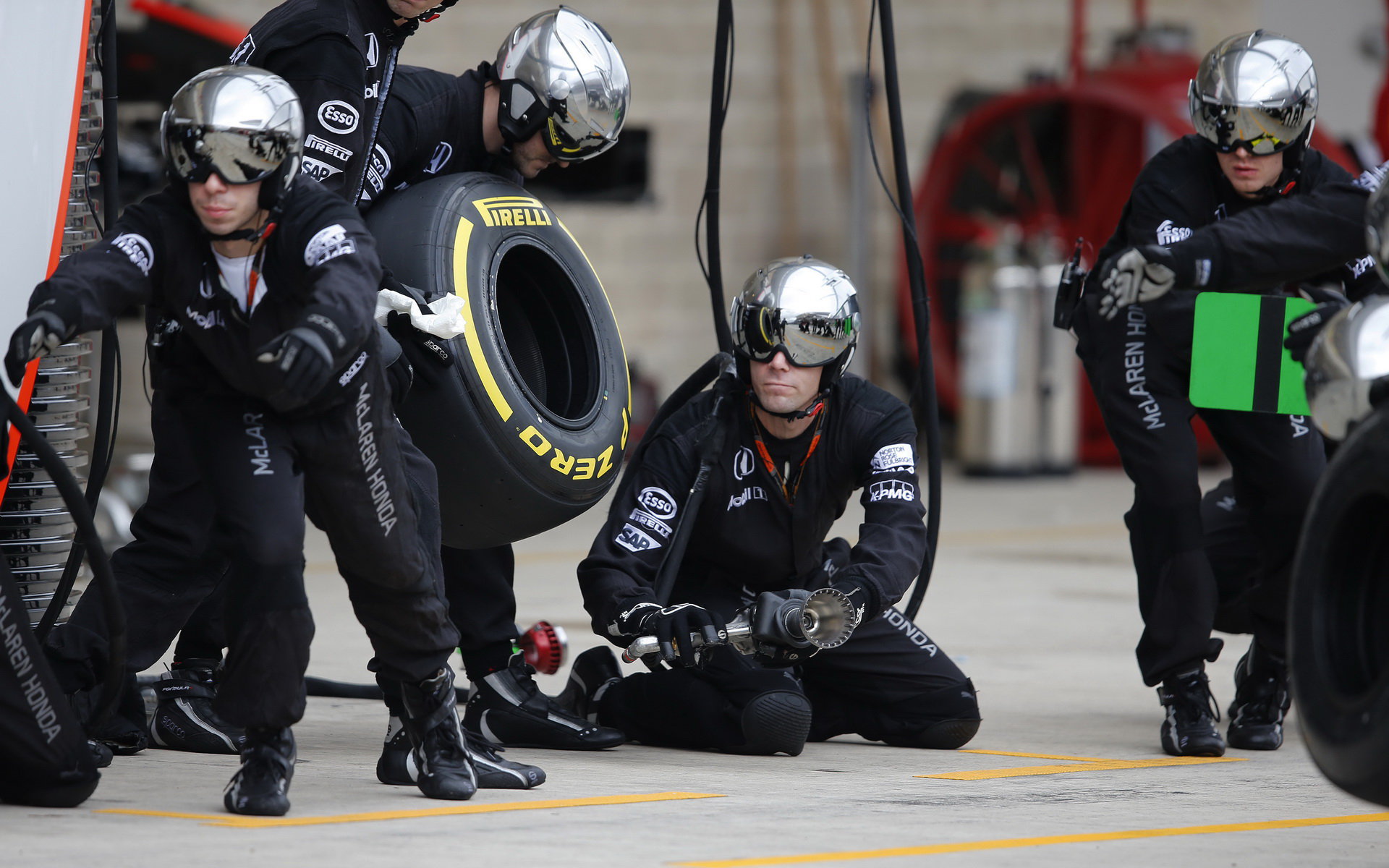 Mechanici se připravují na výměnu pneumatik v Austinu