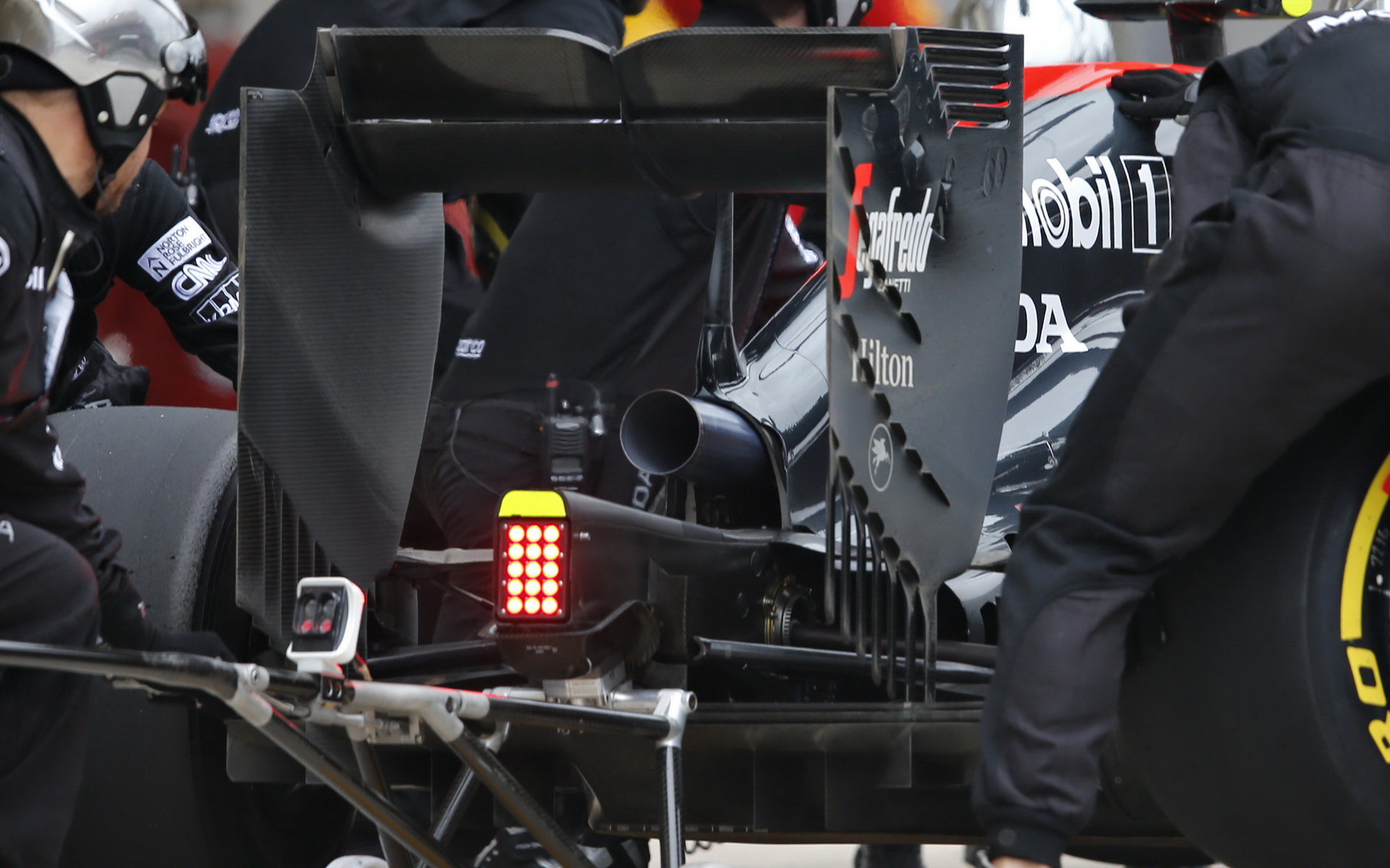 Výfuk, difuzor a zadní křídlo vozu McLaren MP4-30 Honda v Austinu