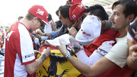 Kimi Räikkönen při autogramiádě v Mexiku