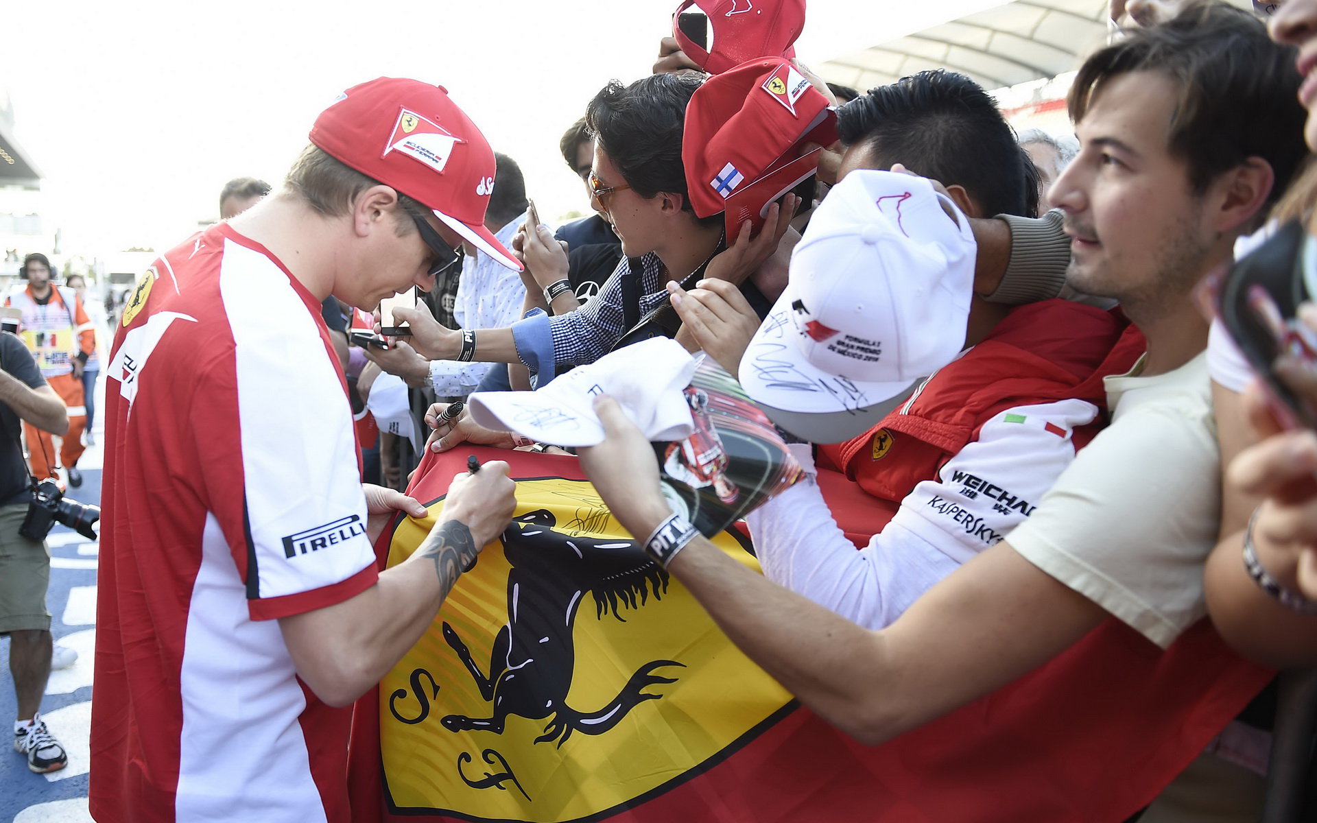 Kimi Räikkönen při autogramiádě v Mexiku