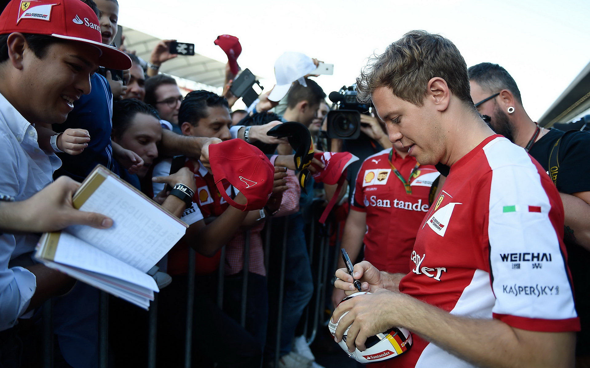 Sebastian Vettel při autogramiádě v Mexiku