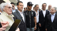 Bernie Ecclestone, Lewis Hamilton a Jean Todt (úplně vpravo) v Mexiku