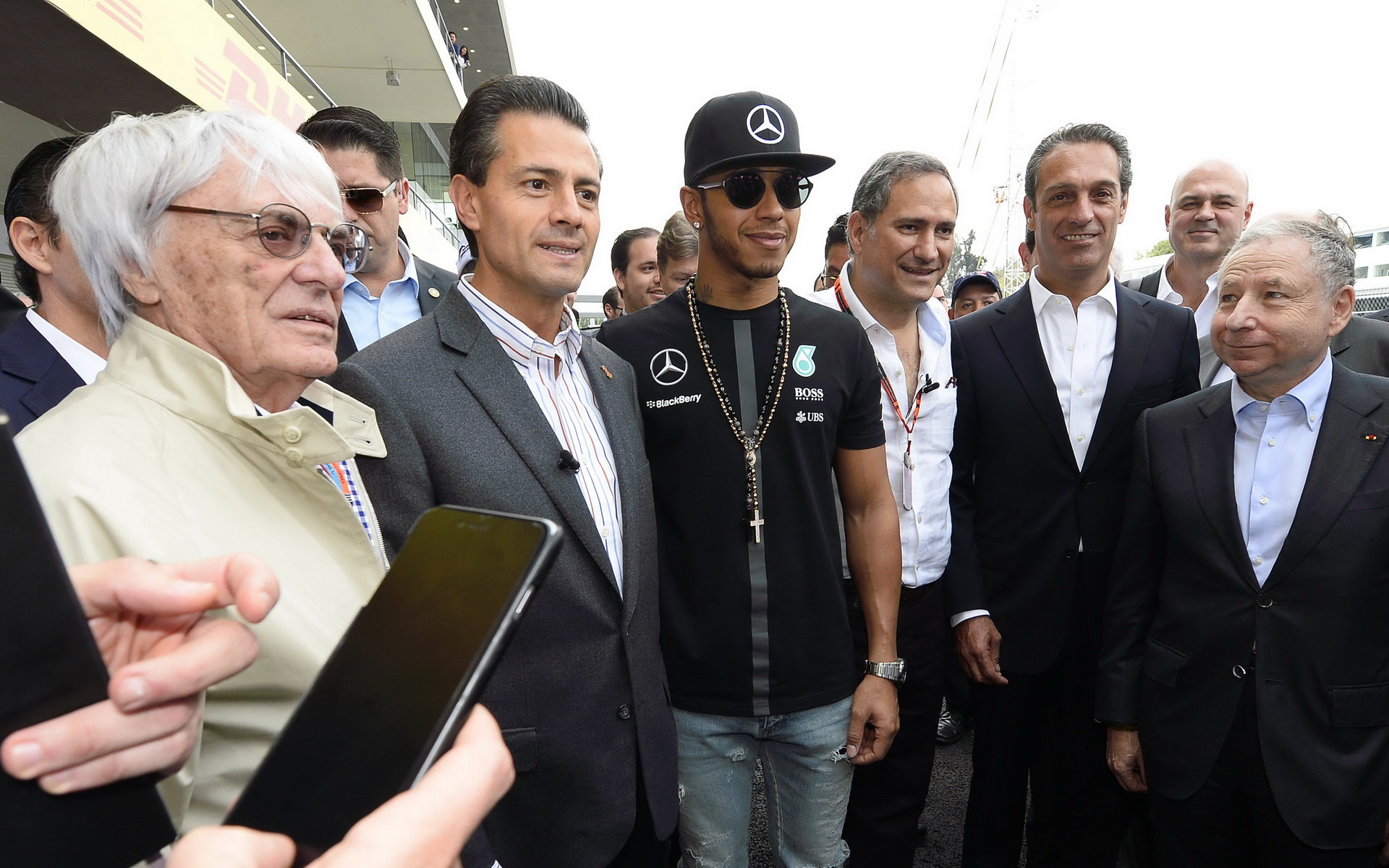 Bernie Ecclestone, Lewis Hamilton a Jean Todt (úplně vpravo) v Mexiku