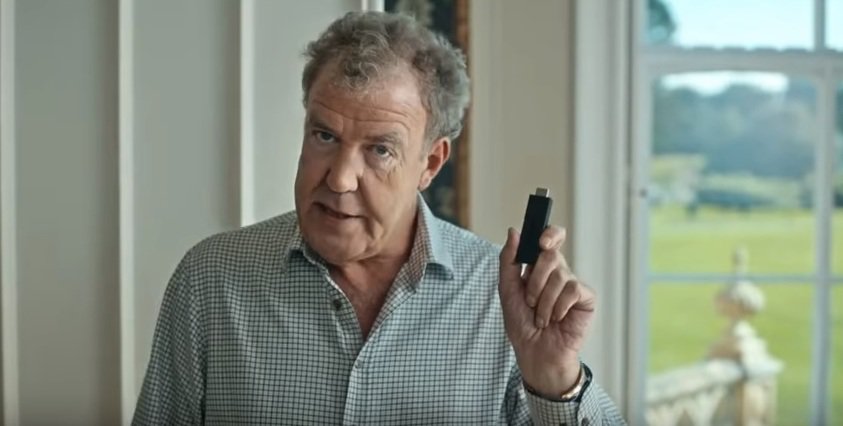 Jeremy Clarkson v reklamě na Amazon Fire TV Stick.