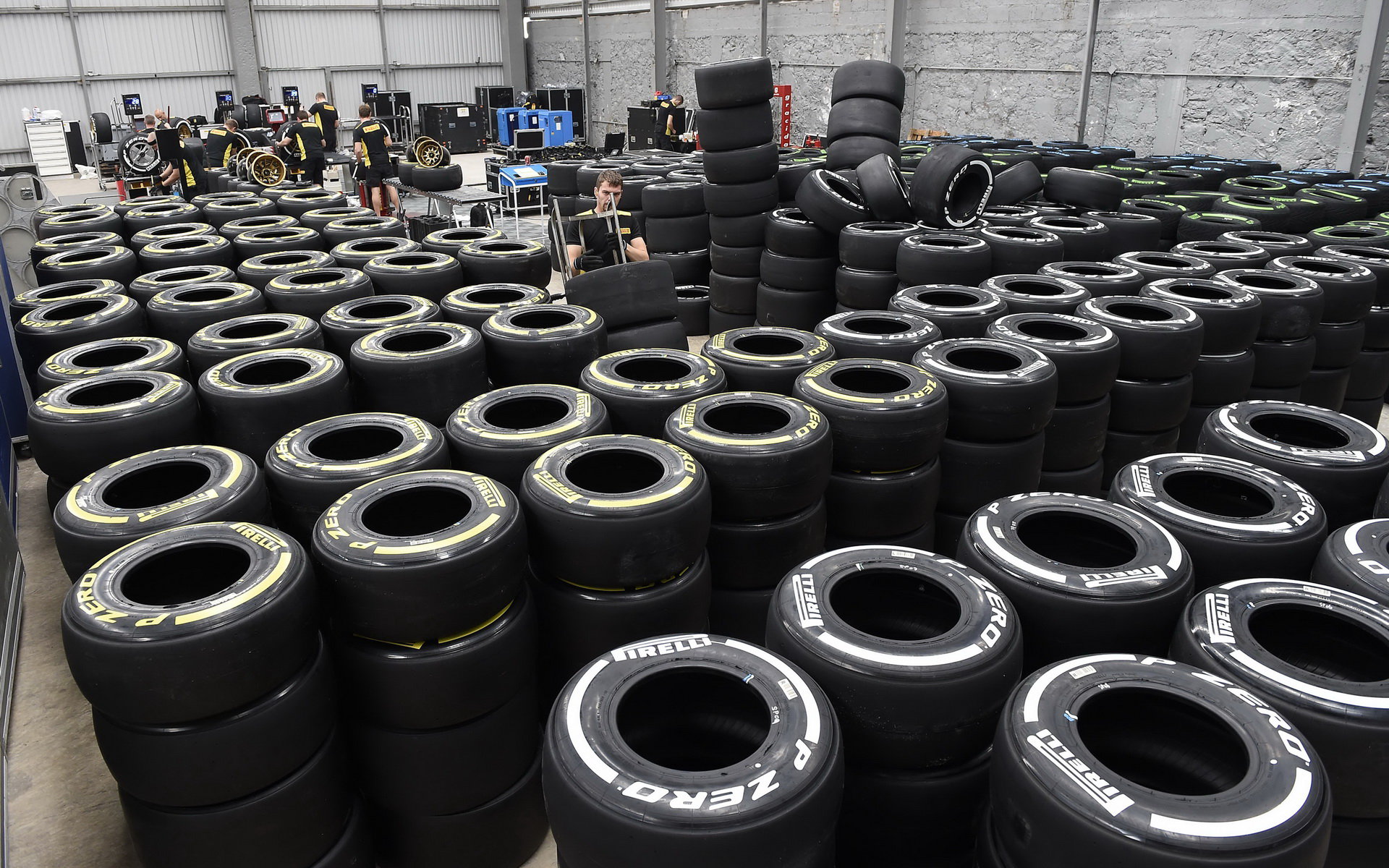 Připrava pneumatik v Mexiku, příští rok budou mít týmy ještě větší výběr