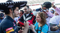 Carlos Sainz při autogramiádě v Mexiku