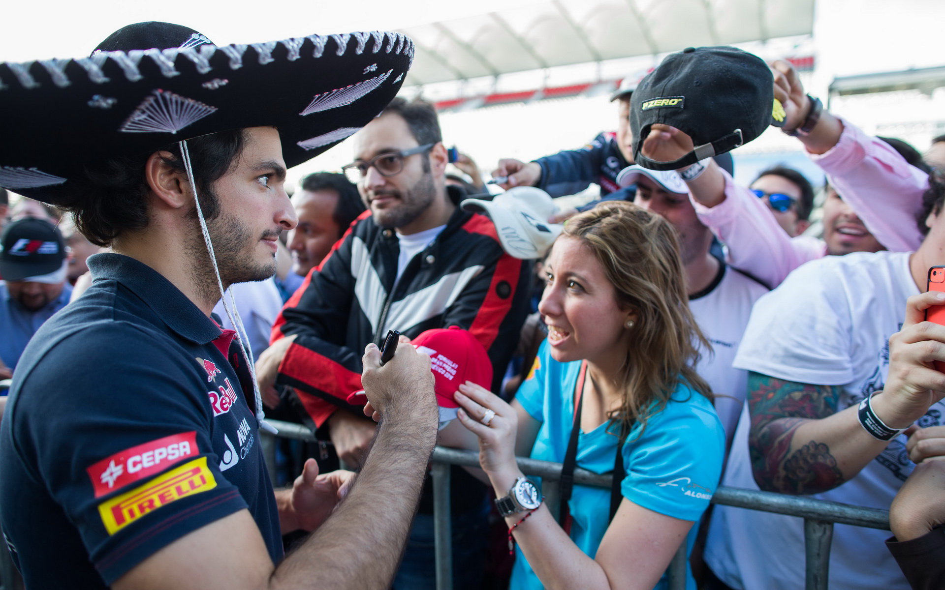 Carlos Sainz při autogramiádě v Mexiku