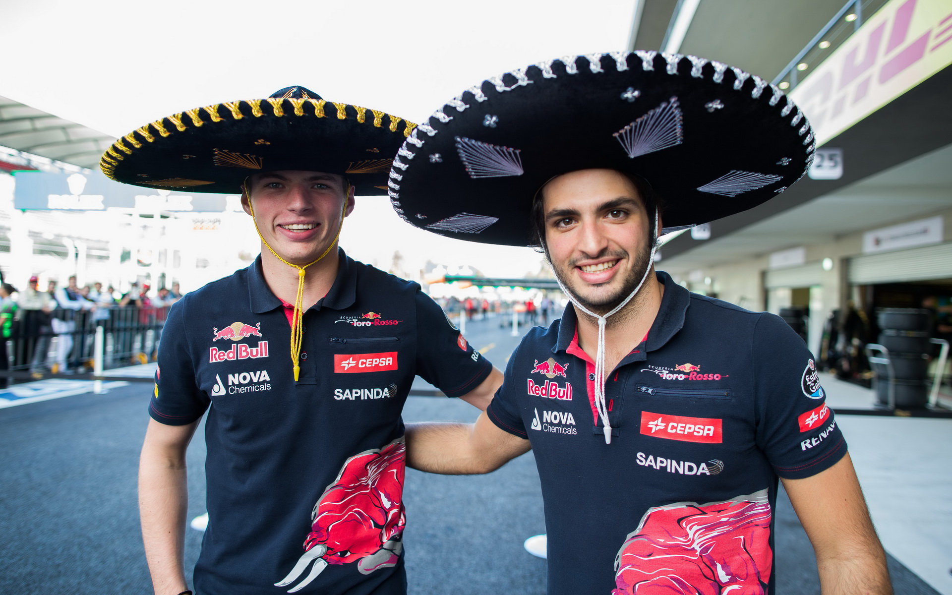 Max Verstappen a Carlos Sainz v Mexiku